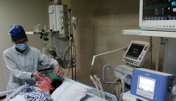 06年浙江男孩無(wú)法呼吸,父母擔(dān)球5000萬(wàn)次供氧,用手為兒續(xù)命5年
